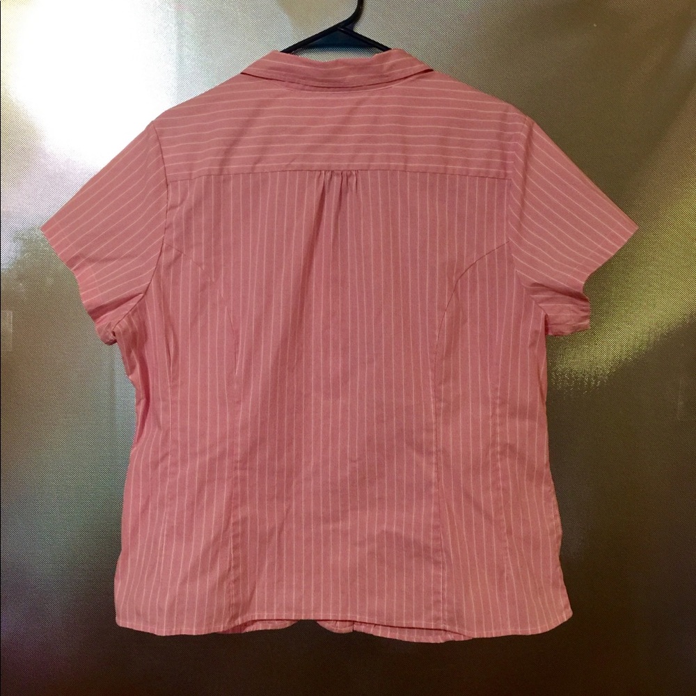Ladies XL Short Sleeve Button Up Blouse. Pink - Picture 2 of 4